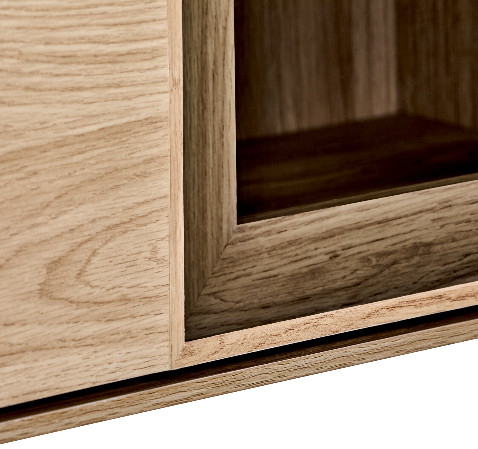 Detailaufnahme eines Holzrahmens mit Spiegel/Glaseinsatz in heller Eichenoptik, schräg von vorne auf die Ecke und Kante fotografiert
