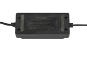 LED-Dimmer-Controller von oben mit Kabelanschlüssen