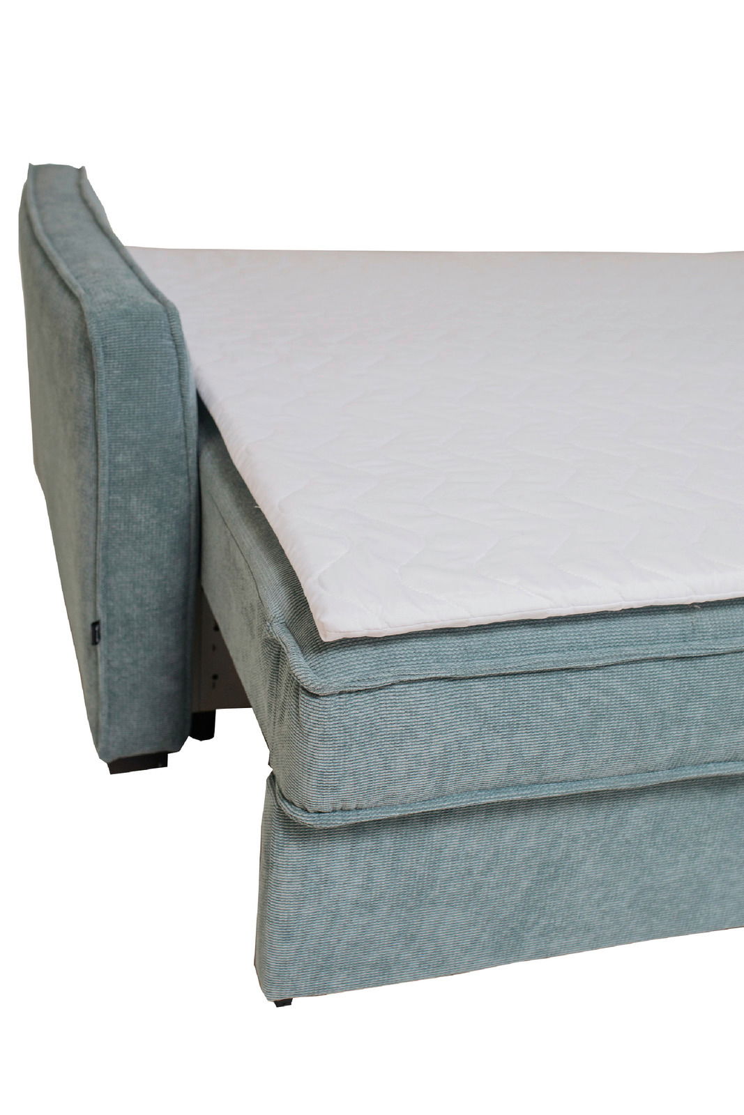 Funktionssofa in hellgrünem Stoff mit ausgeklappter Liegefläche, seitliche Perspektive