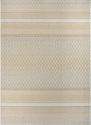 Draufsicht auf einen rechteckigen Teppich in Beige und Weiß mit goldgelben Akzenten, gewebtem Rauten- und Streifenmuster im Boho-Stil.