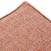 Close-up van een kruk met een roze en witte stoffen bekleding, gezien van bovenaf.