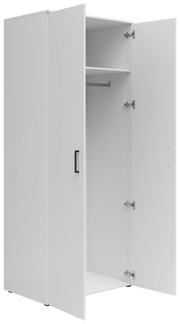 Weißer Mehrzweck-Kleiderschrank mit geöffneter Tür, zeigt Innenraum mit Kleiderstange und Regalbrett, Perspektive von vorne links