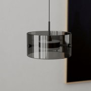 Moderne LED-Hängeleuchte mit transparentem, zylindrischem Schirm, seitliche Perspektive