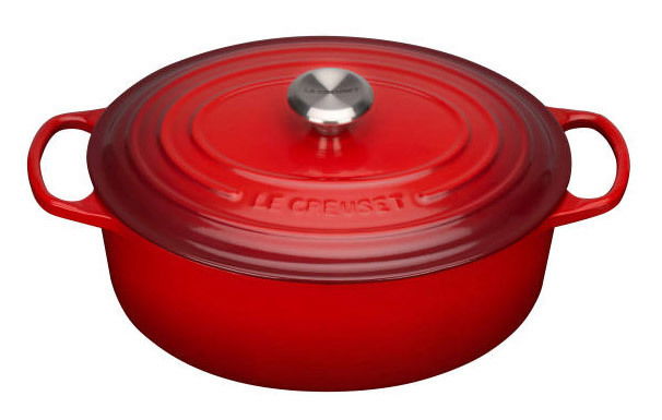 Roter ovaler Bräter mit Deckel und Griffen, seitliche Perspektive