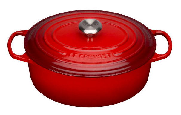 Roter ovaler Bräter mit Deckel und Griffen, seitliche Perspektive