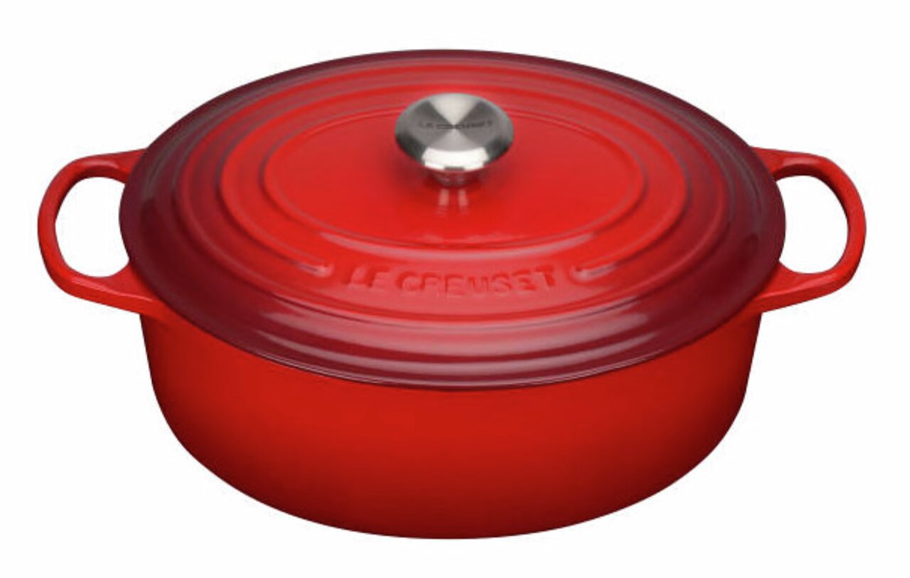 Roter ovaler Bräter mit Deckel und Griffen, seitliche Perspektive