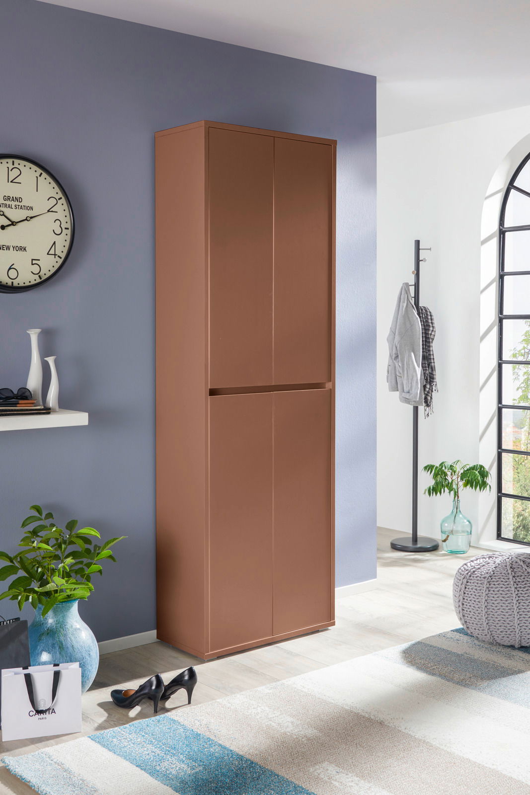 Brauner XXL-Schuh- und Mehrzweckschrank in einem modernen Wohnzimmer, seitliche Perspektive.