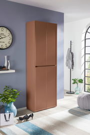 Brauner XXL-Schuh- und Mehrzweckschrank in einem modernen Wohnzimmer, seitliche Perspektive.