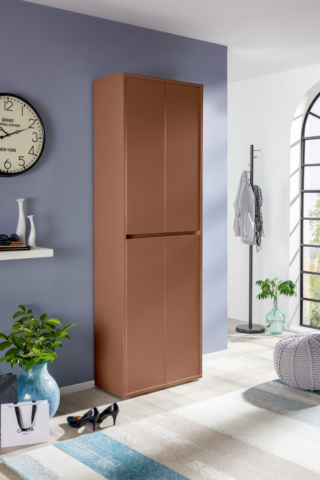 Brauner XXL-Schuh- und Mehrzweckschrank in einem modernen Wohnzimmer, seitliche Perspektive.