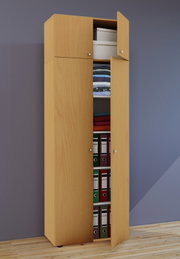Hoher, schmaler Kleiderschrank in heller Holzoptik mit teilweise geöffneten Türen; innen Regalböden mit gefalteter Kleidung, Ordnern und Boxen, Frontansicht leicht von links.