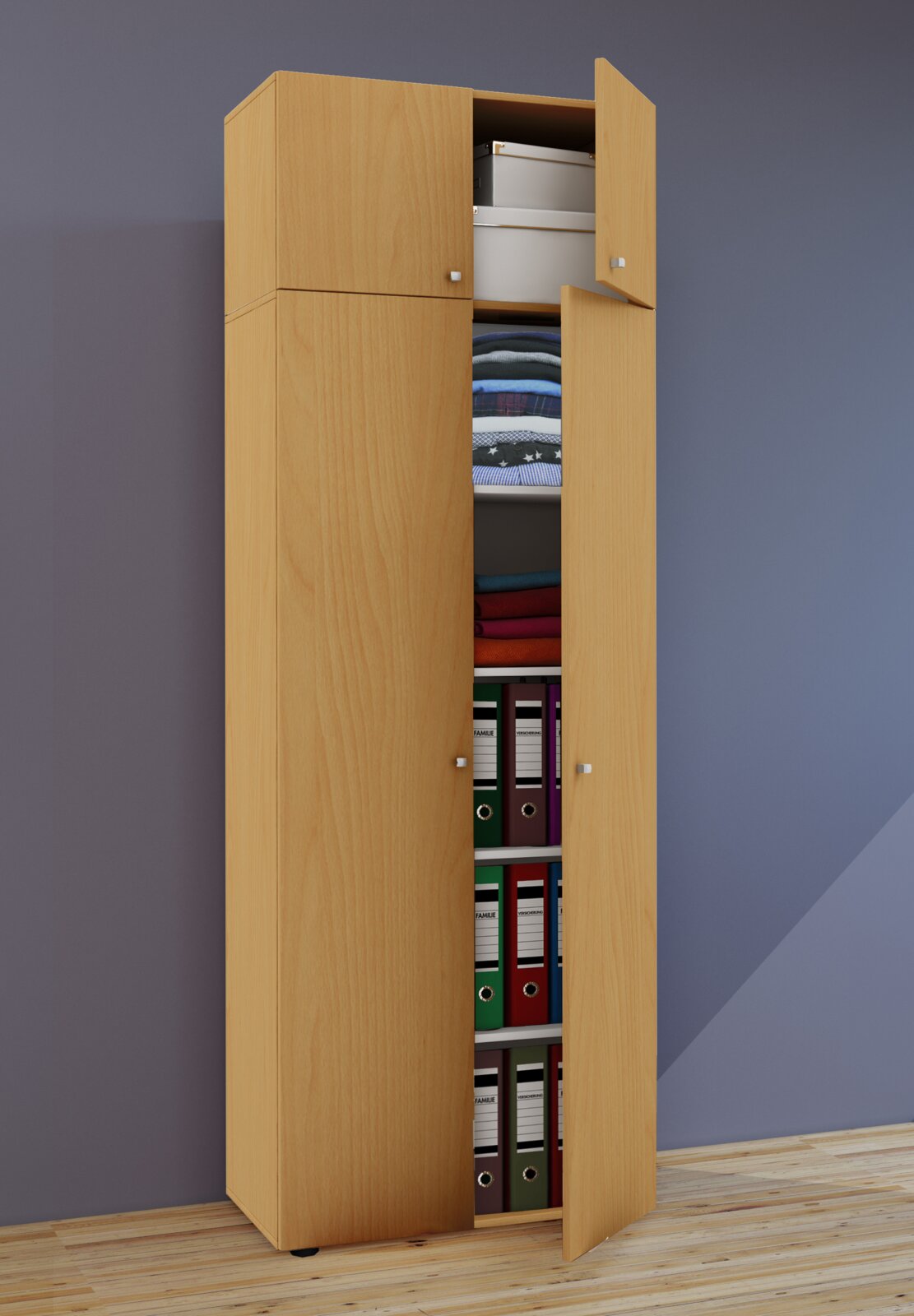Hoher, schmaler Kleiderschrank in heller Holzoptik mit teilweise geöffneten Türen; innen Regalböden mit gefalteter Kleidung, Ordnern und Boxen, Frontansicht leicht von links.