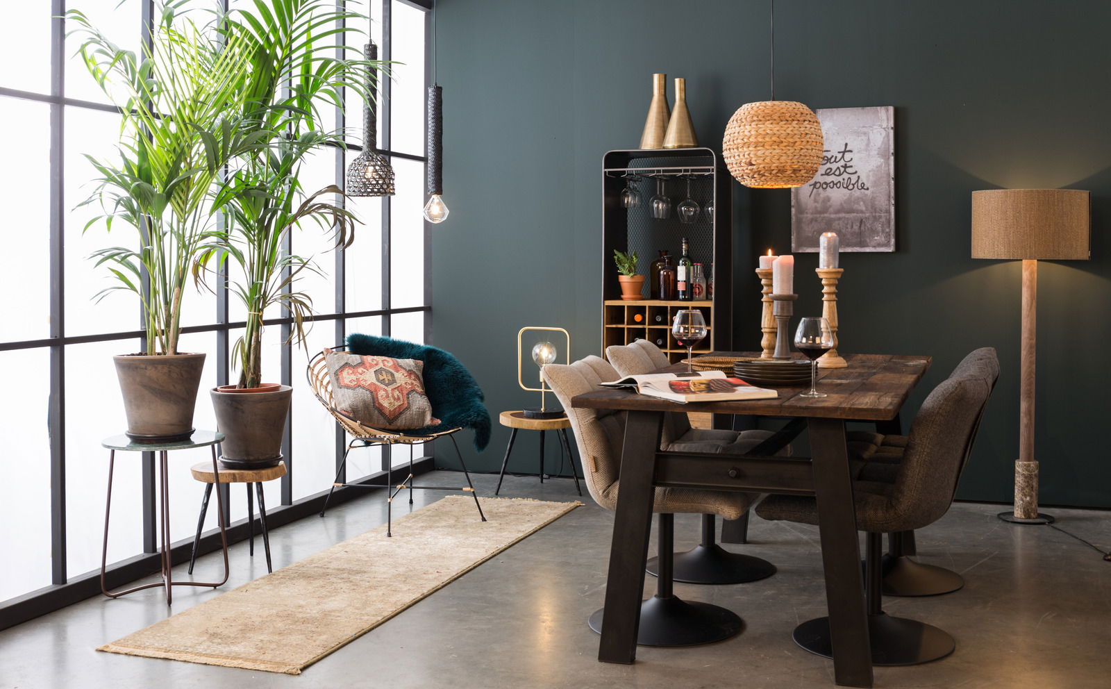 Modernes Wohnzimmer mit stilvollem Weinregal im Hintergrund, aus der Perspektive eines gemütlichen Essbereichs mit Holztisch und gepolsterten Stühlen.