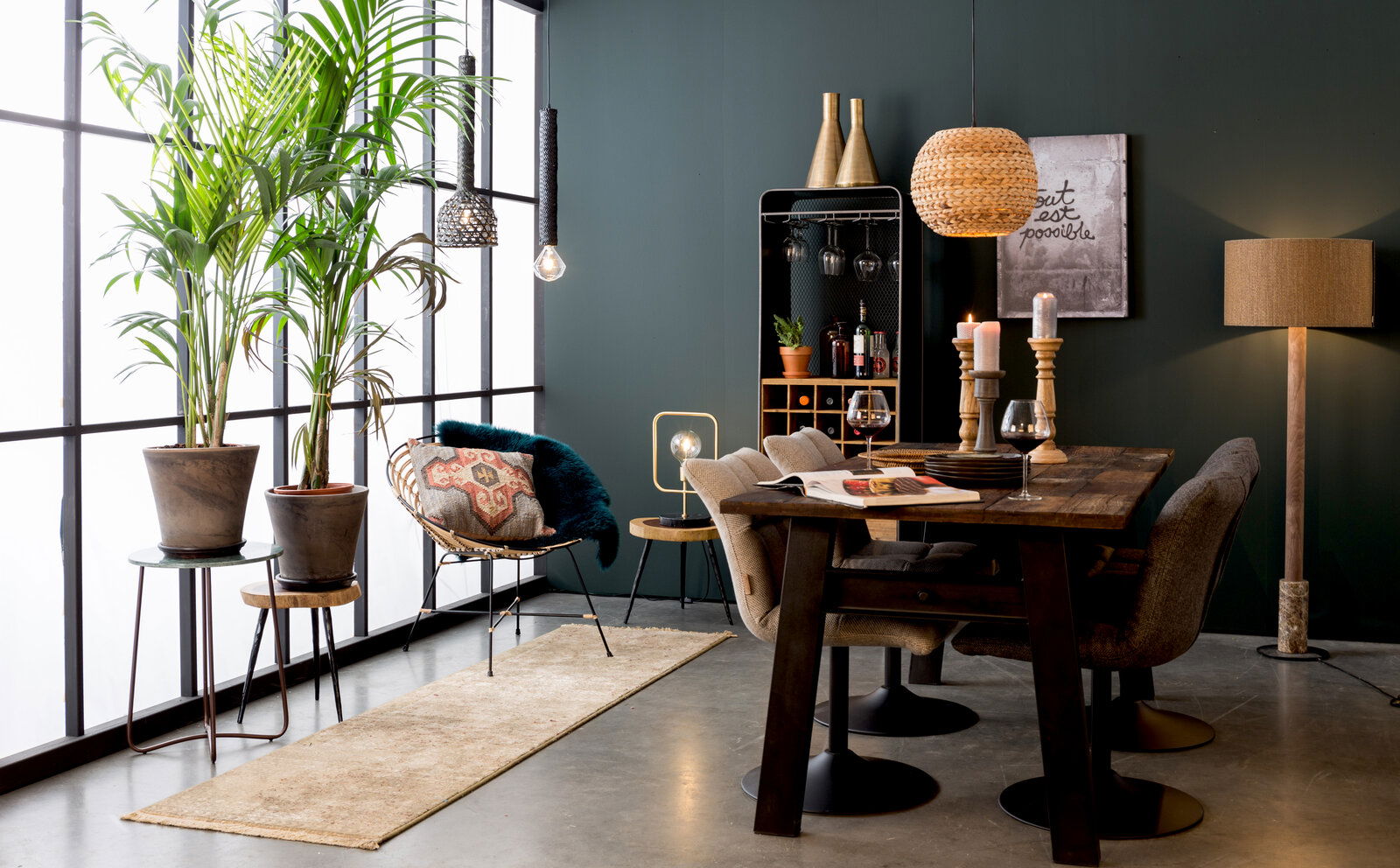 Modernes Wohnzimmer mit stilvollem Weinregal im Hintergrund, aus der Perspektive eines gemütlichen Essbereichs mit Holztisch und gepolsterten Stühlen.