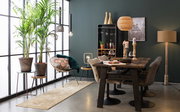 Modernes Wohnzimmer mit stilvollem Weinregal im Hintergrund, aus der Perspektive eines gemütlichen Essbereichs mit Holztisch und gepolsterten Stühlen.