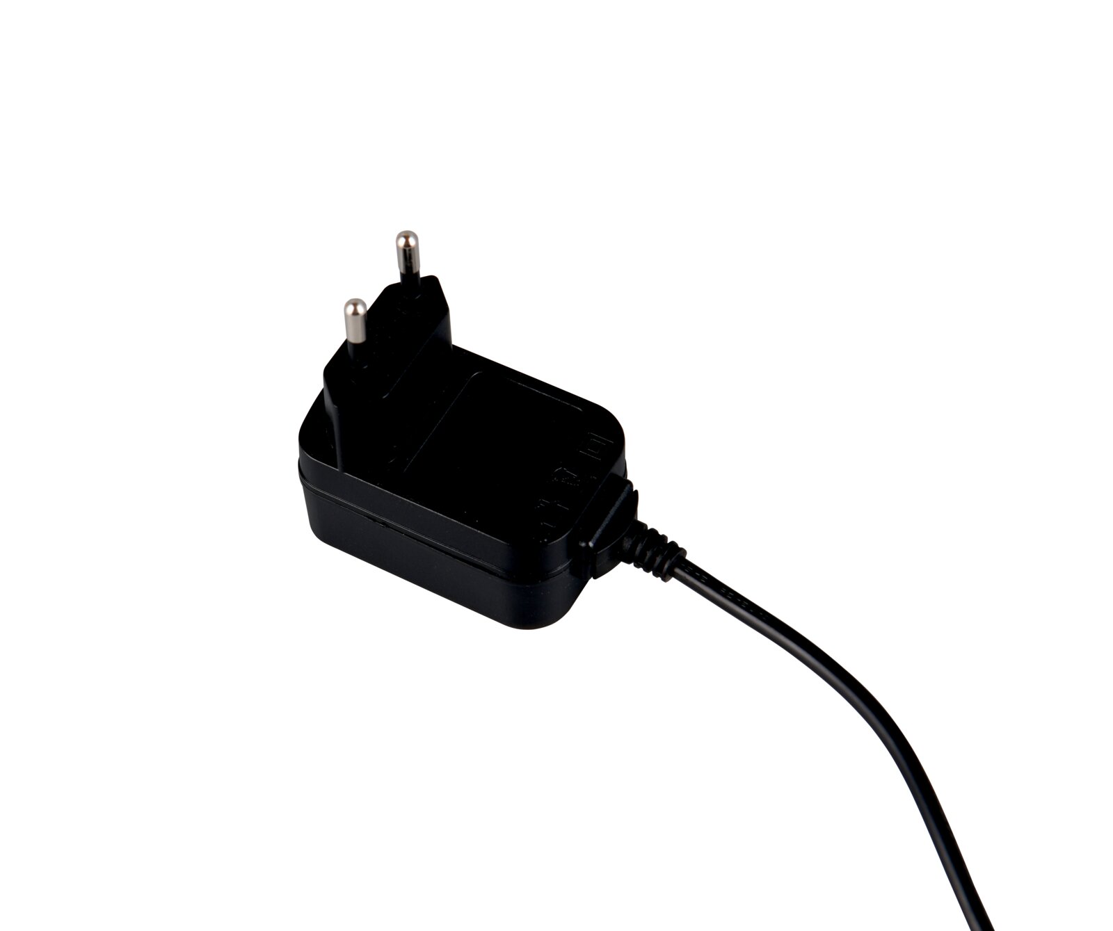 Schwarzes Netzteil mit Eurostecker und fest angeschlossenem Kabel, schräg von oben auf weißem Hintergrund fotografiert