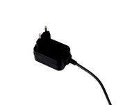 Schwarzes Netzteil mit Eurostecker und fest angeschlossenem Kabel, schräg von oben auf weißem Hintergrund fotografiert