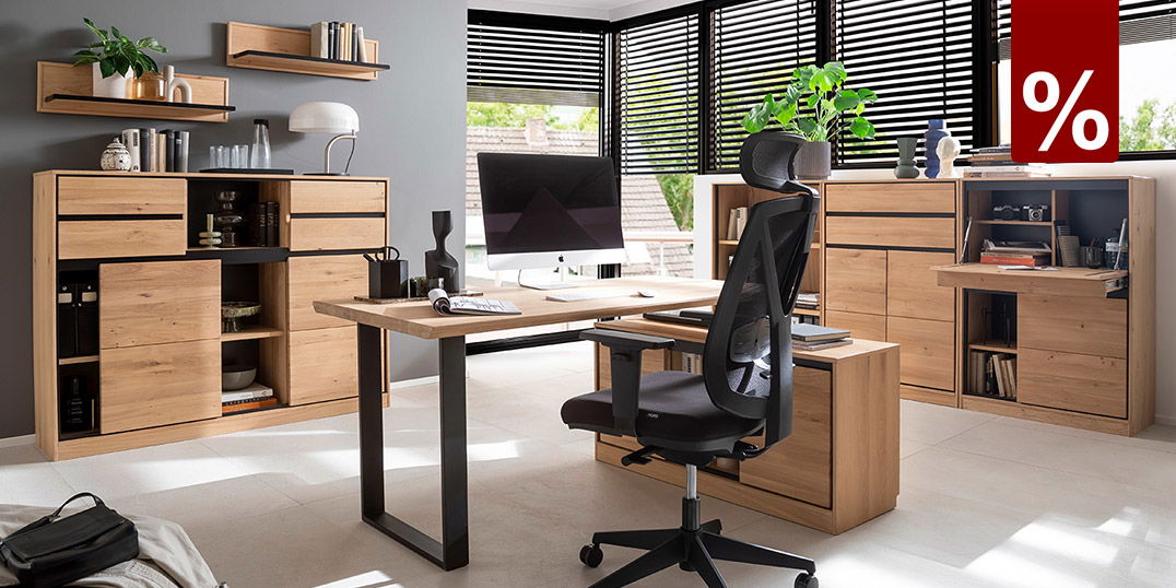 Modernes Büro mit Schreibtisch, Regalen und Sideboards aus Massivholz in heller, lichtdurchfluteter Umgebung.