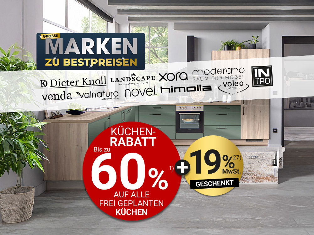 Moderne Küche mit grünen Fronten, Holzoptik, großen Fenstern, Pflanzen und Hinweis „Große Marken zu Bestpreisen
