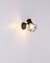 Schwarzer Metallstrahler PRISKA von Globo Lighting, an der Wand montiert, mit geometrischem Design und warmem Licht, seitliche Perspektive.