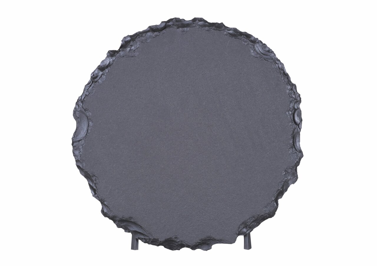 Runder Couchtisch mit unregelmäßiger, natürlicher Kantenstruktur, aus der Vogelperspektive fotografiert.