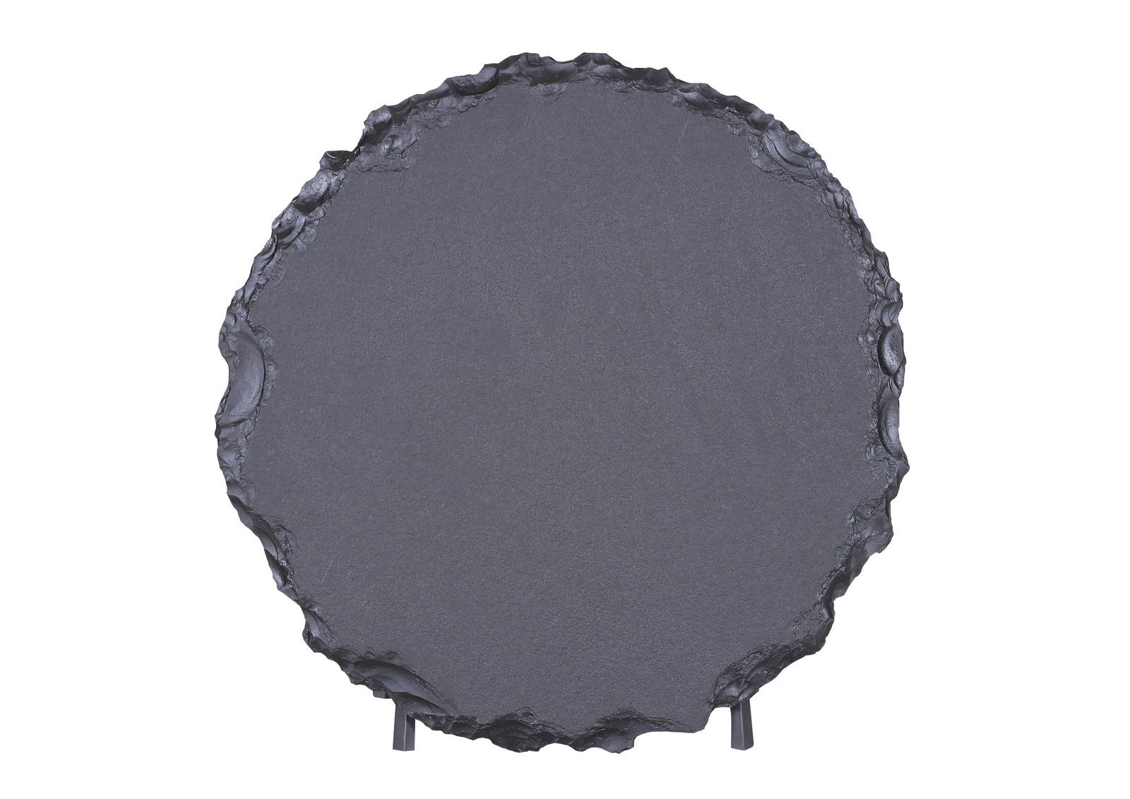 Runder Couchtisch mit unregelmäßiger, natürlicher Kantenstruktur, aus der Vogelperspektive fotografiert.