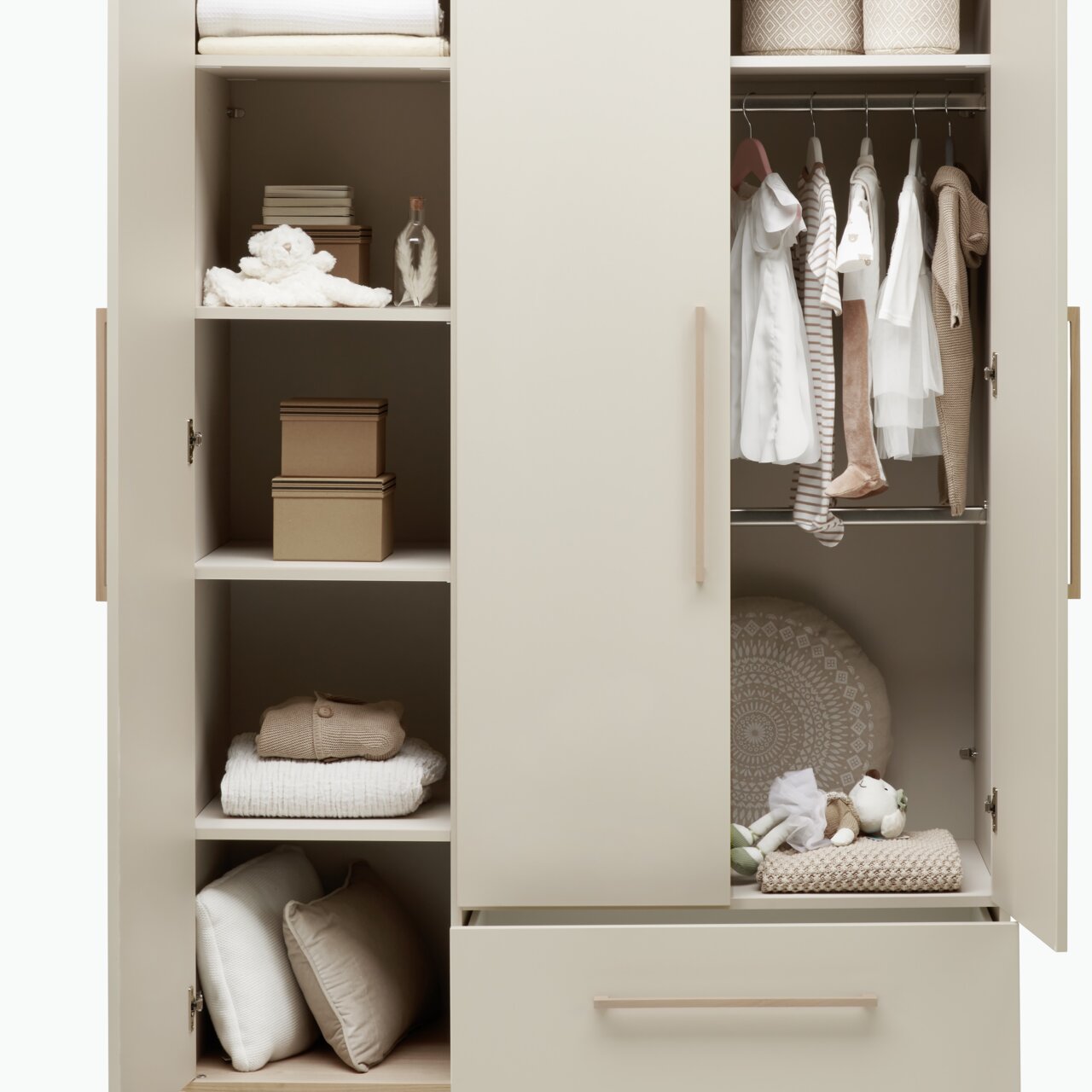 Beiger Kleiderschrank mit drei Türen, teilweise geöffnet, zeigt Regale mit Kleidung, Kisten und Accessoires. Frontalansicht.
