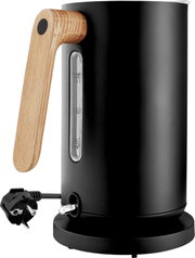 Mat zwarte elektrische waterkoker met houten handgreep, waterniveau-indicator en EU-stekker, zijaanzicht in close-up op witte achtergrond