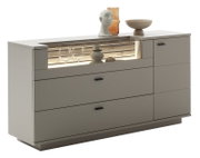 Modernes Sideboard in mattem Grau mit Holz-Akzent und beleuchtetem offenen Fach, Schubladen und Tür, dekoriert mit Vasen und Gläsern, Ansicht schräg von vorne.