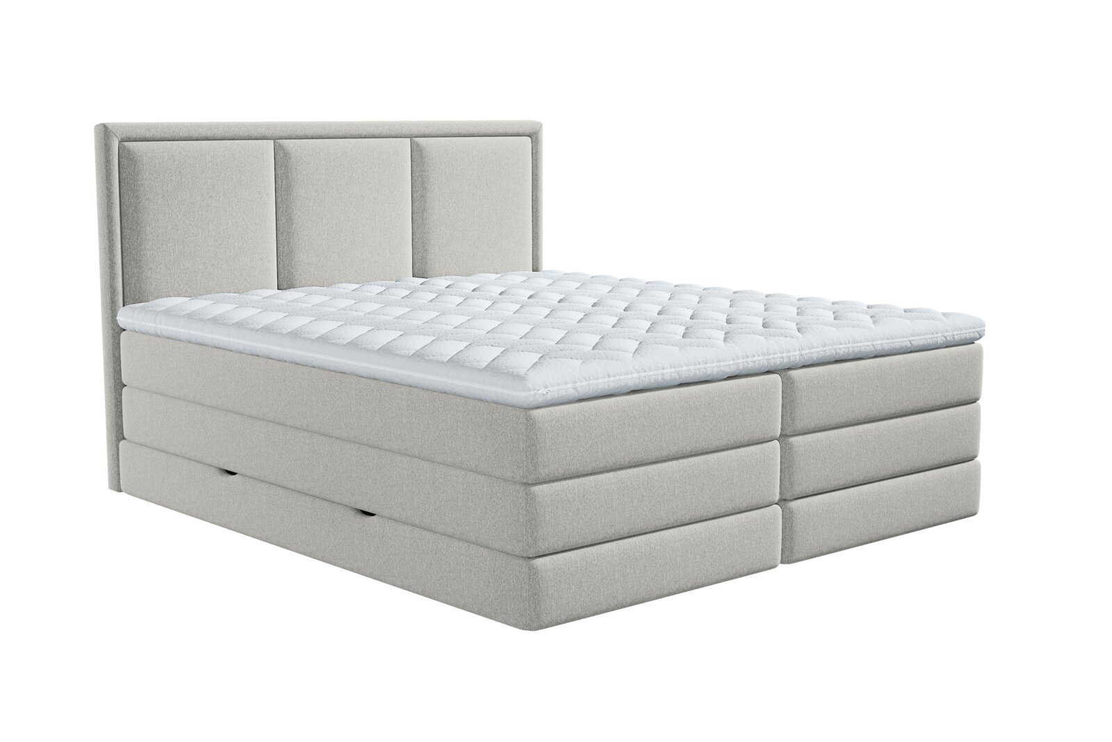Lichtgrijs gestoffeerd tweepersoons boxspringbed met hoog, driedelig gecapitonneerd hoofdbord en gewatteerde witte topper, schuin van voren gezien