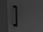 Nahaufnahme eines schwarzen Griffs an einer dunklen Kommode, seitliche Perspektive