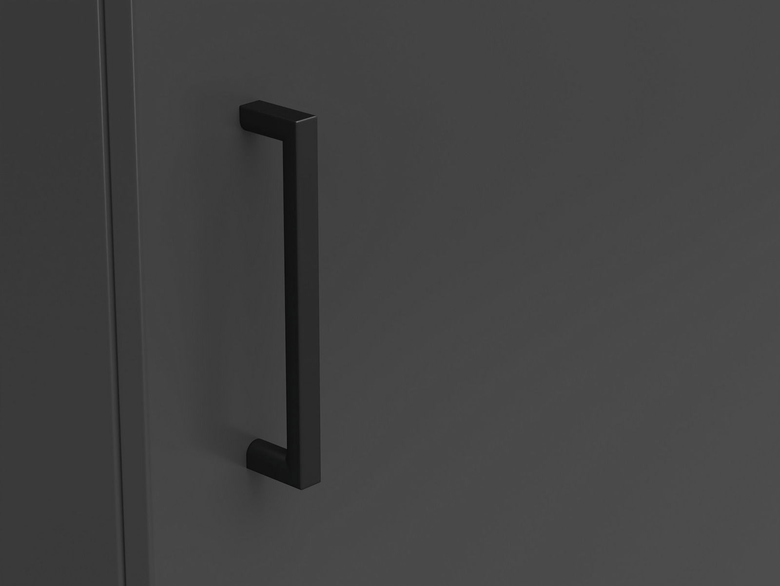 Nahaufnahme eines schwarzen Griffs an einer dunklen Kommode, seitliche Perspektive