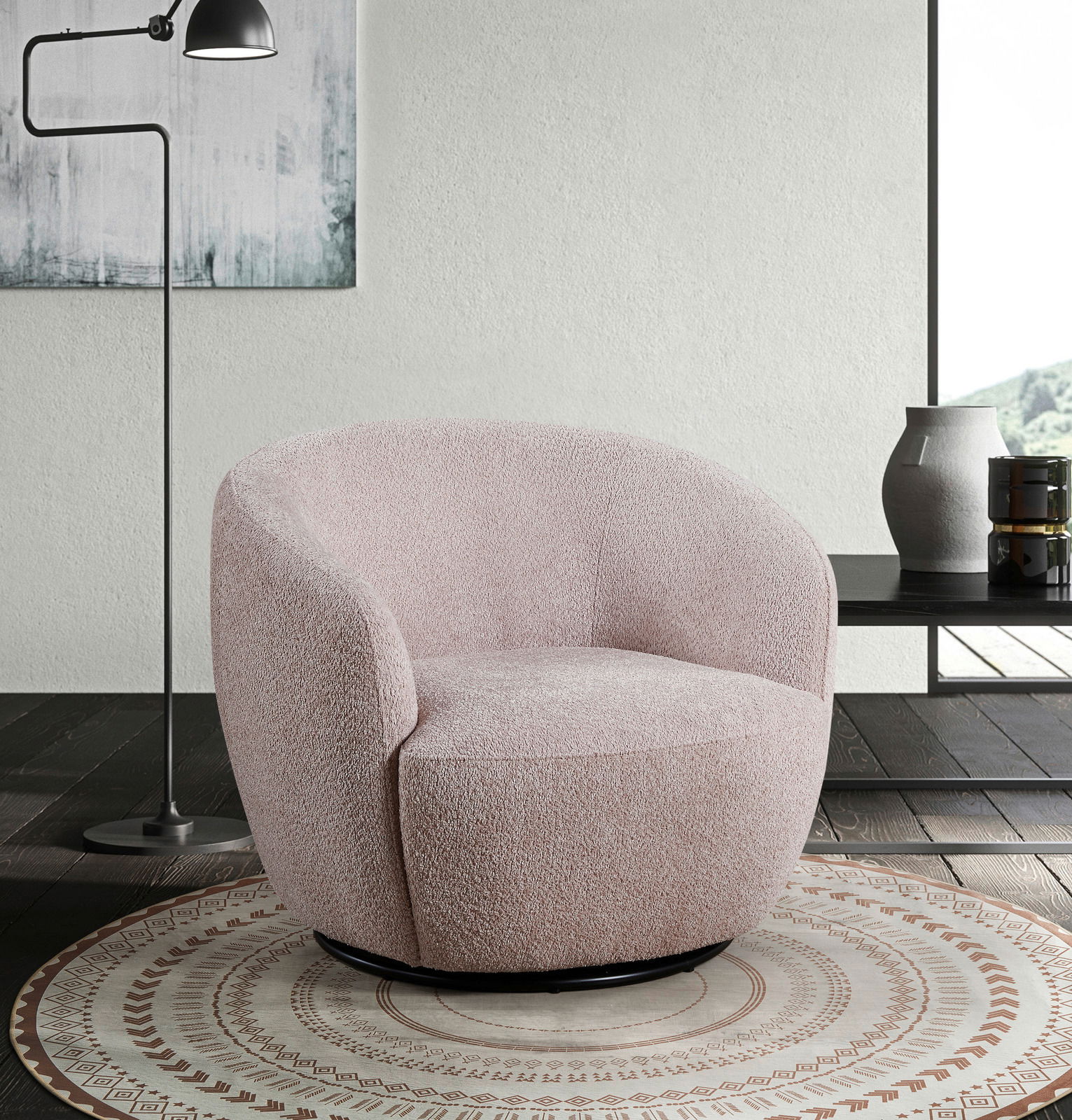 Z2 Sessel JUSTINE Gemütlicher, runder Sessel in hellem Stoff, frontal fotografiert, auf einem dekorativen Teppich in einem modernen Wohnzimmer.