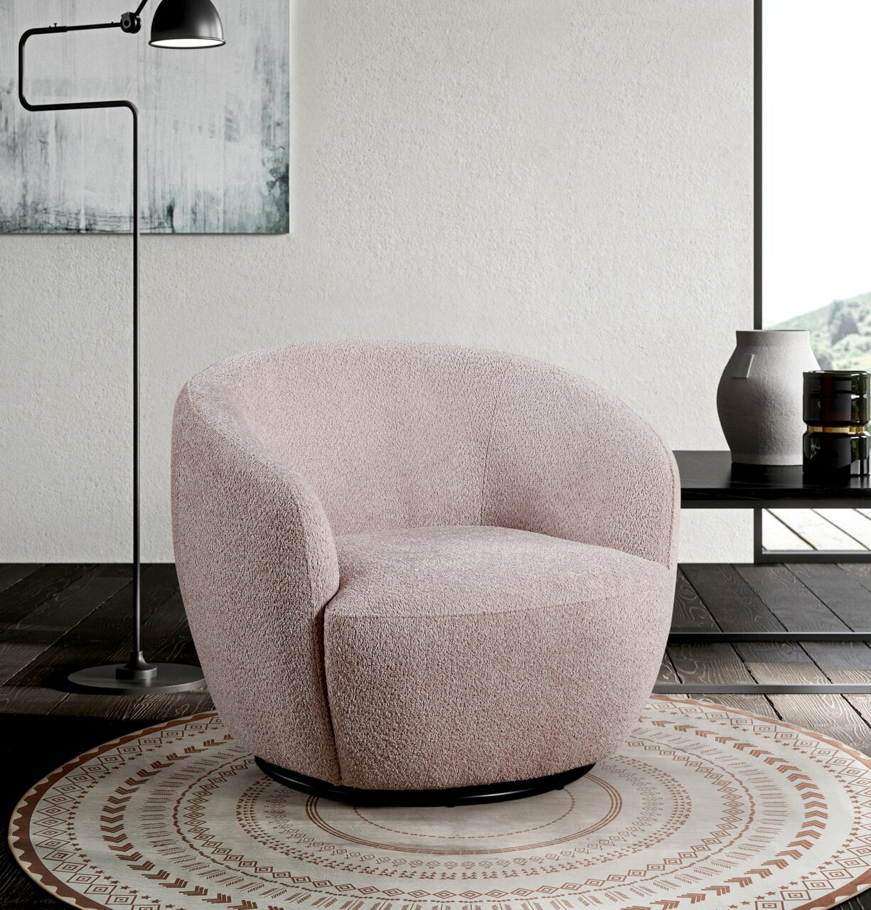 Z2 Fauteuil JUSTINE Gezellige, ronde fauteuil met lichte bekleding, van voren gefotografeerd, op een decoratief tapijt in een moderne woonkamer.