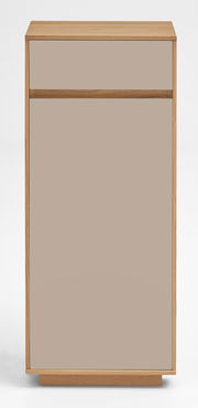 Moderne Kommode aus Holz mit zwei Schubladen, frontal fotografiert