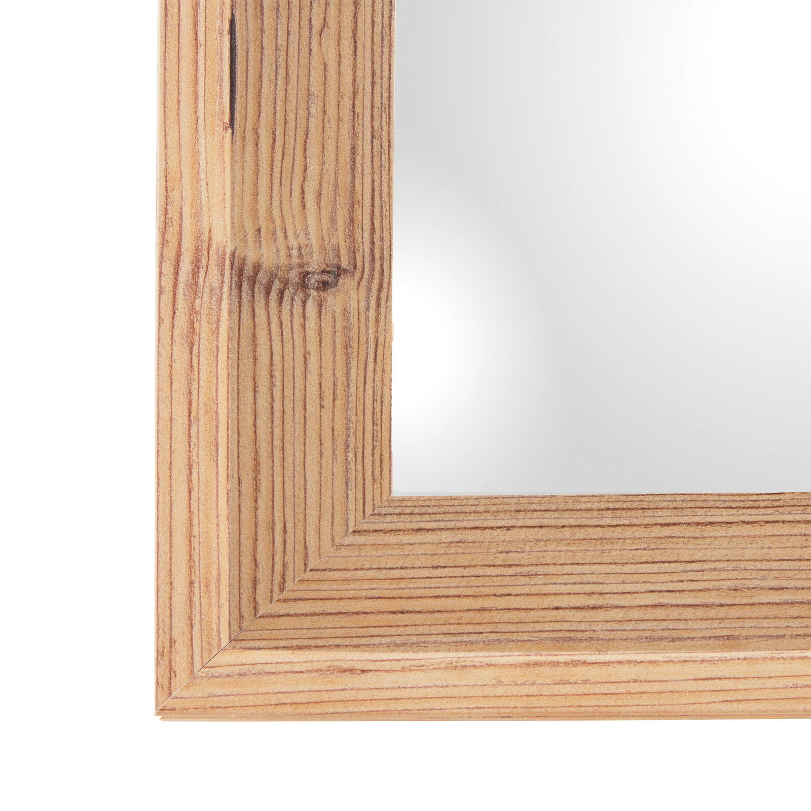 Nahaufnahme eines rechteckigen Spiegels mit einem Rahmen aus hellem Holz mit sichtbarer Maserung, Perspektive von der Ecke.