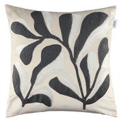 Kissenhülle mit abstraktem Pflanzenmuster in Schwarz und Weiß, frontal fotografiert.