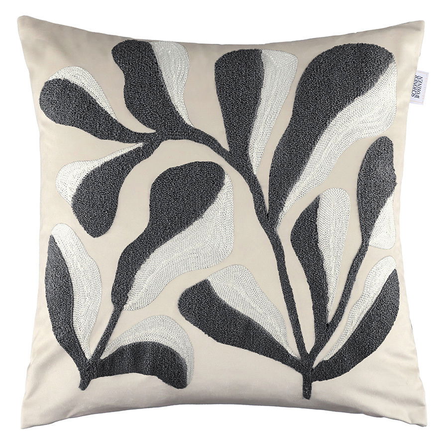 Kissenhülle mit abstraktem Pflanzenmuster in Schwarz und Weiß, frontal fotografiert.