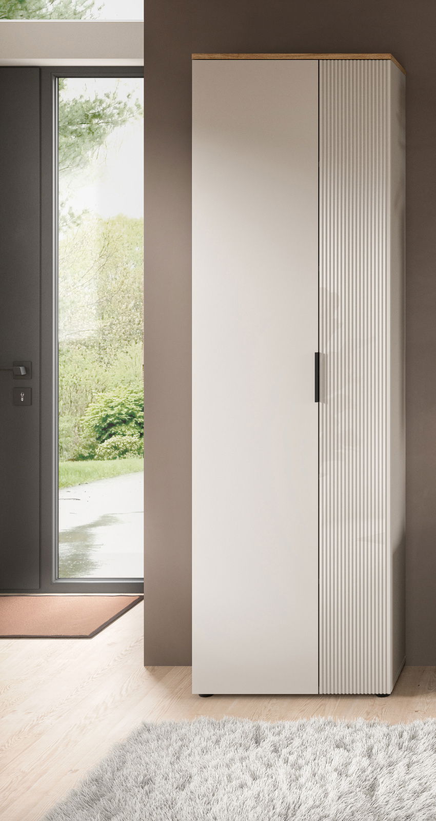 Moderner Garderobenschrank in heller Farbe mit vertikalen Rillen auf einer Tür, seitliche Perspektive.