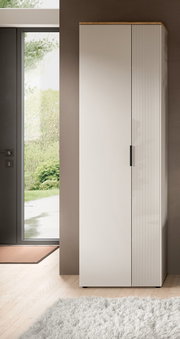 Moderner Garderobenschrank in heller Farbe mit vertikalen Rillen auf einer Tür, seitliche Perspektive.