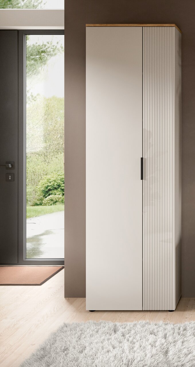 Moderner Garderobenschrank in heller Farbe mit vertikalen Rillen auf einer Tür, seitliche Perspektive.