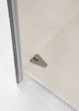 Nahaufnahme einer Ecke eines Schranks mit einem Einlegeboden und einer Befestigungsschraube, aus der Vogelperspektive.