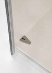 Nahaufnahme einer Ecke eines Schranks mit einem Einlegeboden und einer Befestigungsschraube, aus der Vogelperspektive.