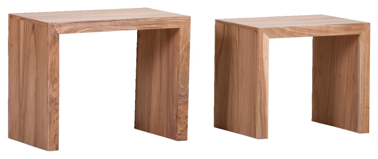 Zwei moderne Beistelltische aus Holz in rechteckiger Form, von schräg vorne betrachtet.