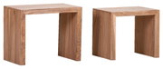 Zwei moderne Beistelltische aus Holz in rechteckiger Form, von schräg vorne betrachtet.