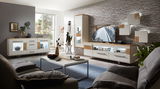 Modernes Sideboard in einem stilvollen Wohnzimmer, mit weißer und holzfarbener Oberfläche, dekoriert mit Vasen und Pflanzen, aus der Perspektive eines gemütlichen Wohnzimmers.