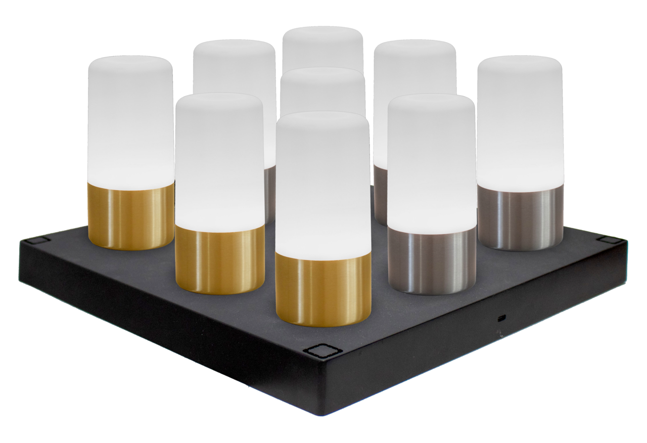 Ladestation MAIA mit acht zylinderförmigen Leuchten in Gold- und Silberoptik auf einer schwarzen Basis, aus der Vogelperspektive.