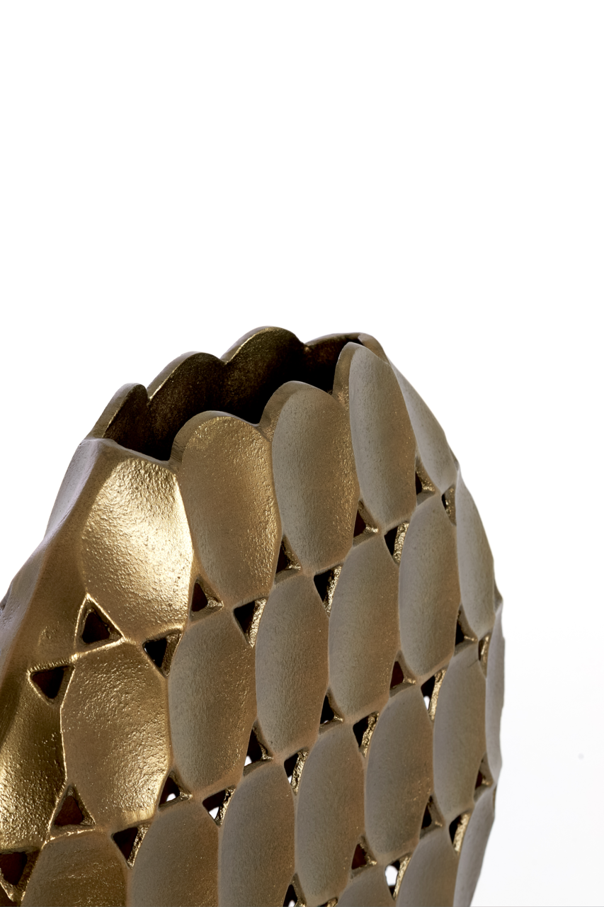 Nahaufnahme einer goldenen Vase mit strukturiertem, geometrischem Muster und wellenförmigem Rand, seitliche Perspektive