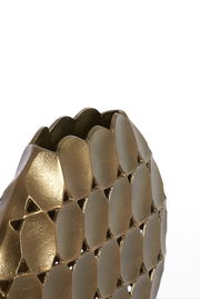 Nahaufnahme einer goldenen Vase mit strukturiertem, geometrischem Muster und wellenförmigem Rand, seitliche Perspektive