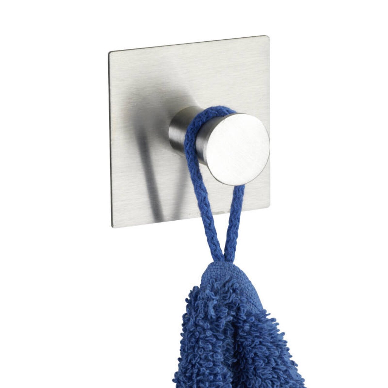 Wenko Roestvrijstalen wandhaak ACCADIA Edelstahl Wandhaken mit quadratischer Basis und rundem Haken, von vorne betrachtet, mit einem blauen Handtuch daran hängend.