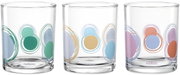 Drie kleurrijke glazen met cirkelvormige patronen in verschillende kleuren, gefotografeerd vanaf de voorkant.